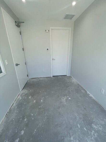 More Photos Of 1725 Kennedy Pt, Oviedo Industrial For Lease