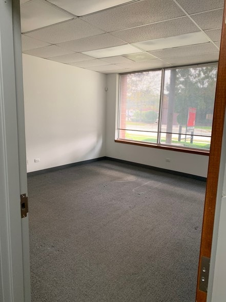 More Photos Of 1472 St Paul Ave, Gurnee Warehouse For Lease