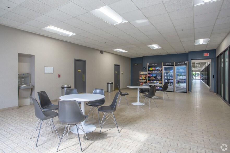 More Photos Of 1400 S Wolf Rd, Wheeling Coworking Space