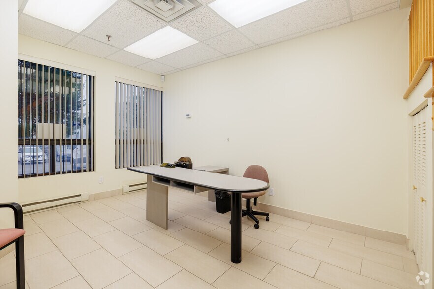 More Photos Of 2369-2395 Rue Rue Guénette, Saint-Laurent Light Distribution For Sale
