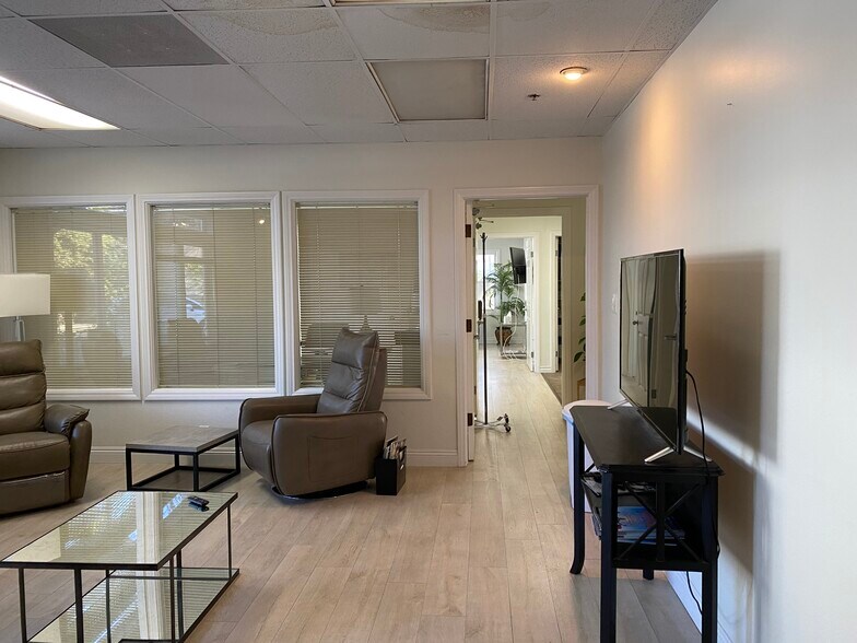 More Photos Of 2488 Newport Blvd, Costa Mesa Office For Lease