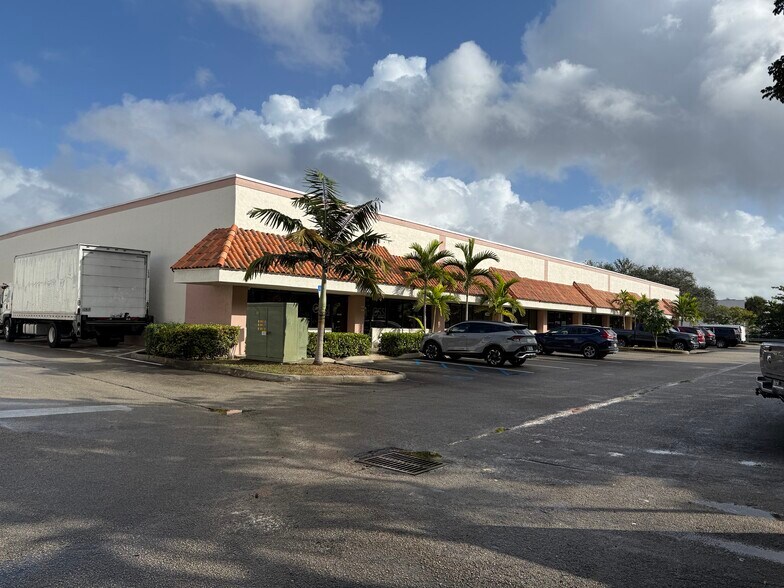 More Photos Of 4534-4598 N Hiatus Rd, Sunrise Warehouse For Lease