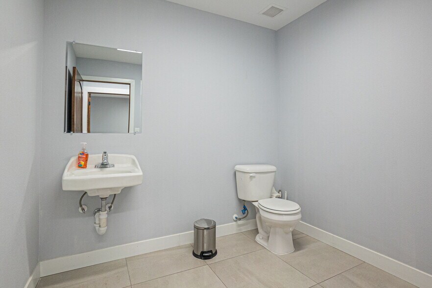 More Photos Of 3500 Confederate Rd, El Paso Warehouse For Lease