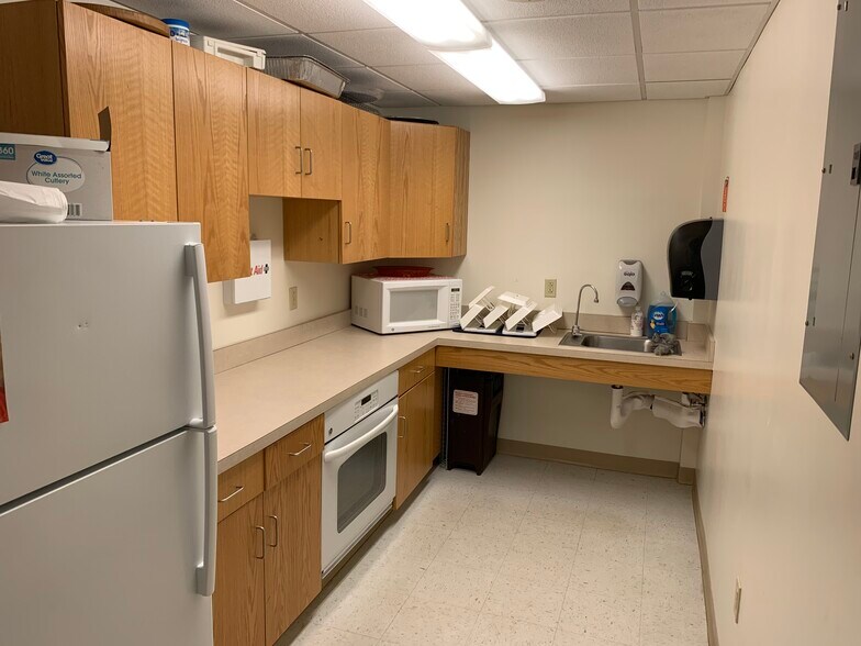 More Photos Of 641-651 Maple Ave, Hartford Office For Sale