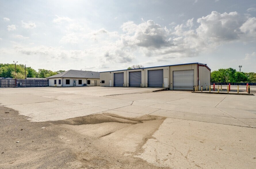 More Photos Of 421 Compton Ave, Irving Warehouse For Lease