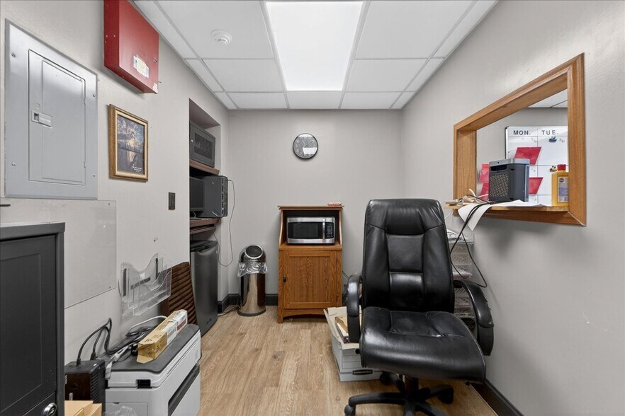 More Photos Of 2005-2007 W 103rd Ter, Leawood Service For Sale