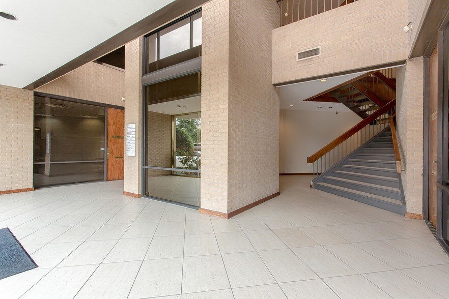 More Photos Of 17400 N Dallas Pky, Dallas Office For Lease