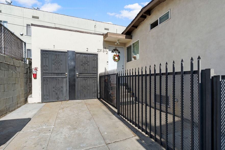 More Photos Of 2313 E 1st St, Los Angeles Storefront Retail Residential For Sale