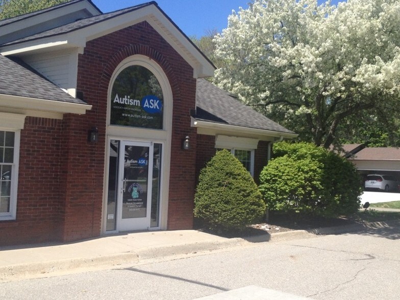 More Photos Of 4345 Meigs Ave, Waterford Office For Lease