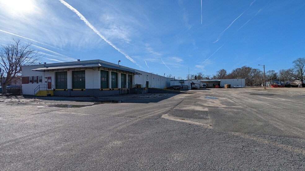 More Photos Of 717 Longfellow St, Woodbine Warehouse For Lease