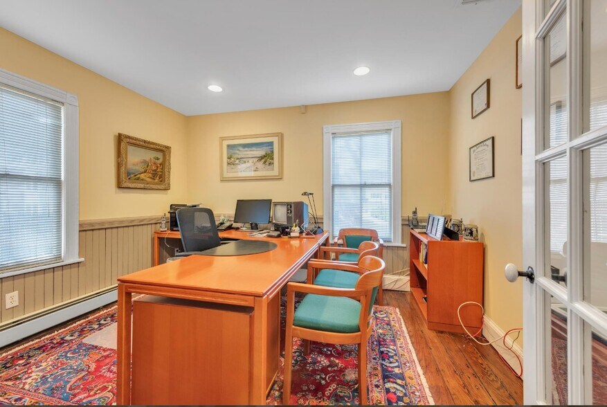 More Photos Of 1433 Old Northern Blvd, Roslyn Office For Lease