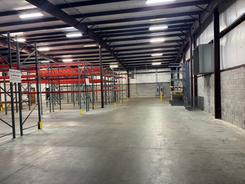 More Photos Of 404 Chicago Dr, Fayetteville Flex For Lease