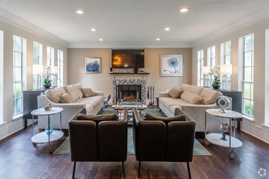 More Photos Of 127 W Plantation Dr, Lake Jackson Apartments For Sale