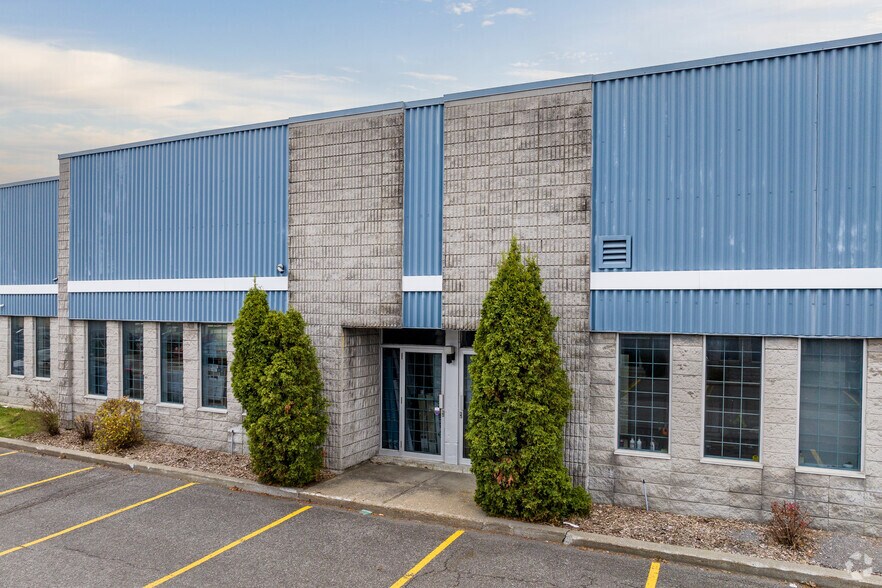 More Photos Of 976-994 Rue Bergar, Laval Industrial For Lease