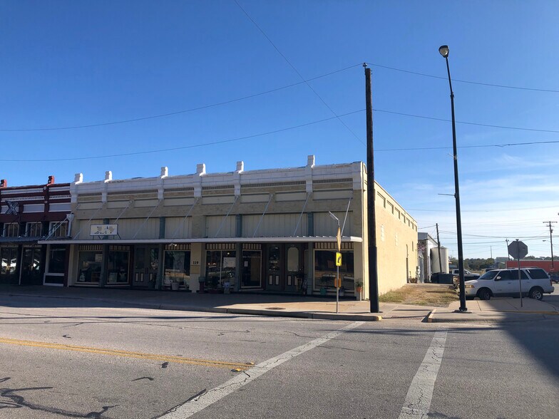 More Photos Of 119 W 2nd St, Taylor Showroom For Lease