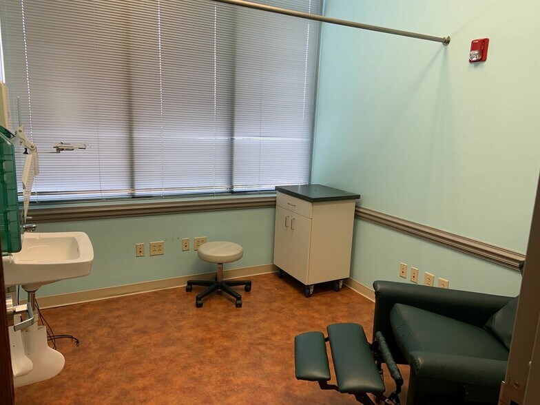 More Photos Of 509 Olde Waterford Way, Leland Office For Lease