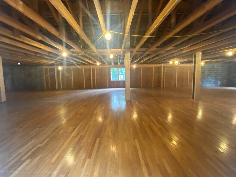 More Photos Of 7392 S Broadway, Red Hook Freestanding For Sale