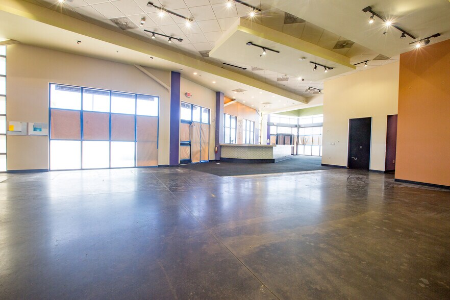 More Photos Of 2150 E Lamar Blvd, Arlington Unknown For Lease
