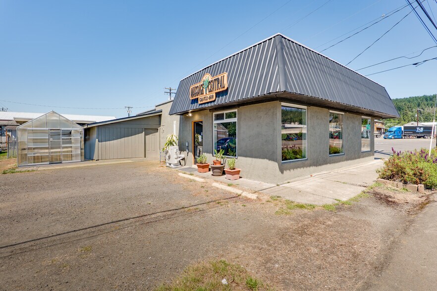 More Photos Of 119 S Calapooia St, Sutherlin Freestanding For Sale