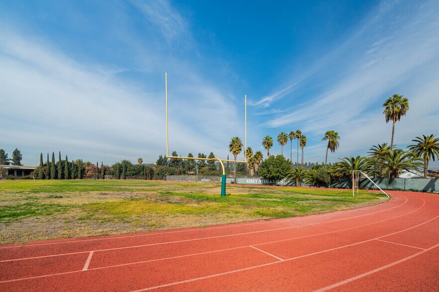 More Photos Of 2911 N San Fernando Rd, Los Angeles Schools For Lease