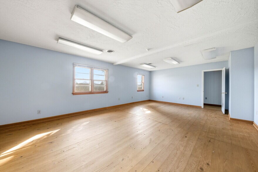 More Photos Of 803 E Broadway Blvd, Jefferson City Warehouse For Sale