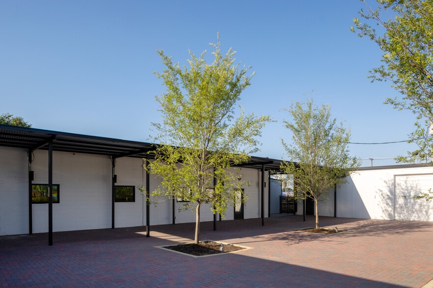 More Photos Of 300 E Division St, Arlington Restaurant For Lease