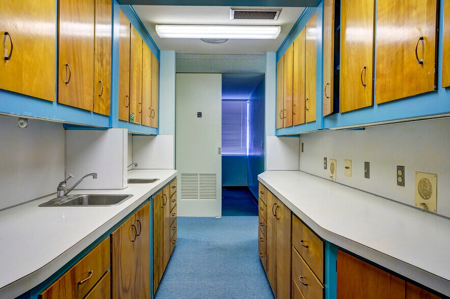 More Photos Of 337 Bluff City Hwy, Bristol Office For Sale