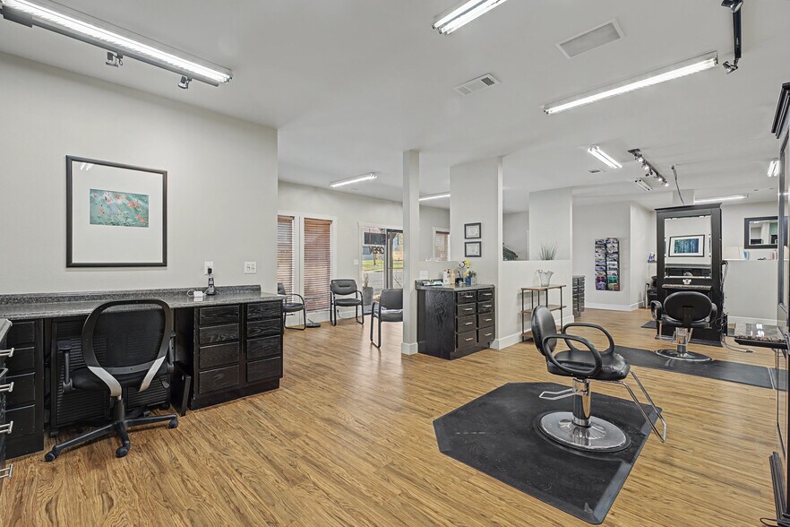 More Photos Of 1133 NW J St, Bentonville Office For Sale