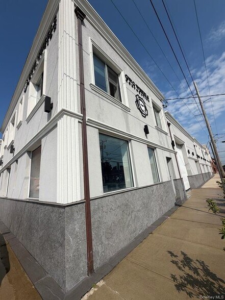 More Photos Of 105 Lakeville Rd, New Hyde Park Light Manufacturing For Lease