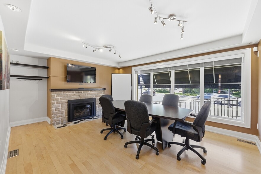 More Photos Of 60 King St W, Hamilton Office For Sale
