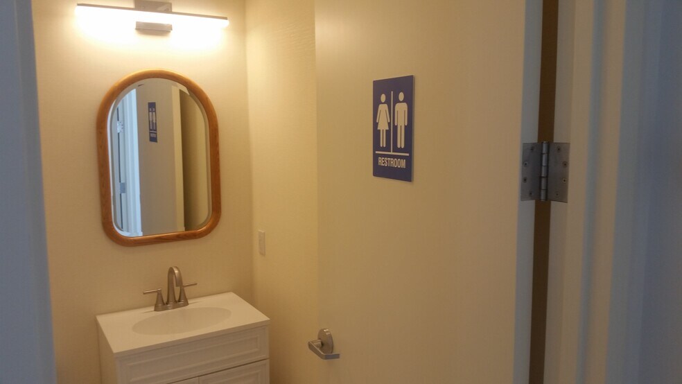 More Photos Of 16 Division St W, Greenwich Loft Creative Space For Lease