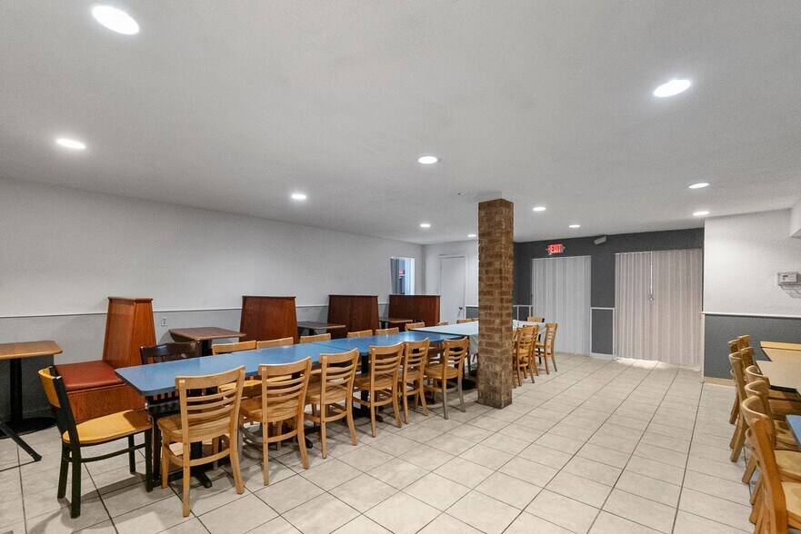 More Photos Of 1400 N Frazier St, Conroe Restaurant For Sale
