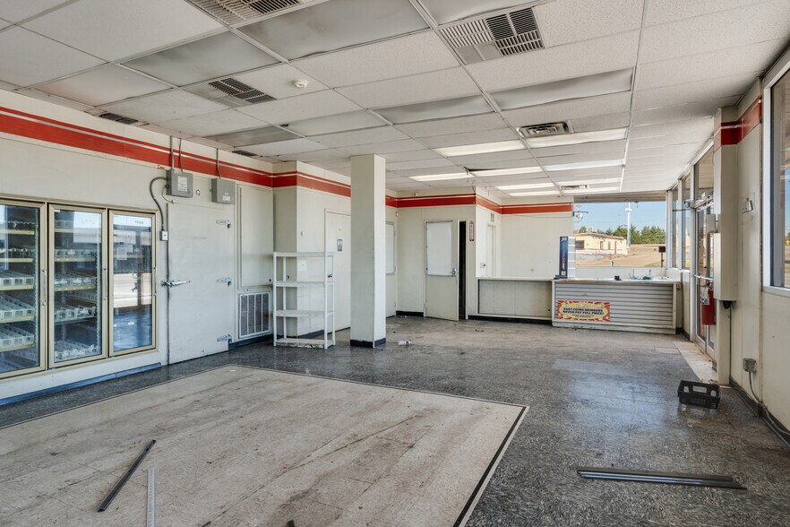More Photos Of 1136 Central Fwy, Wichita Falls Service Station For Sale