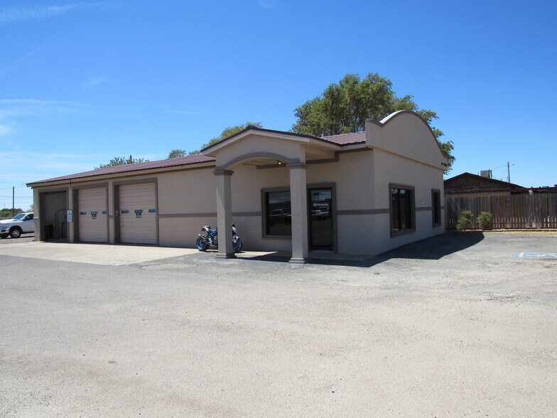 More Photos Of 1904 E Broadway St, Altus Distribution For Sale