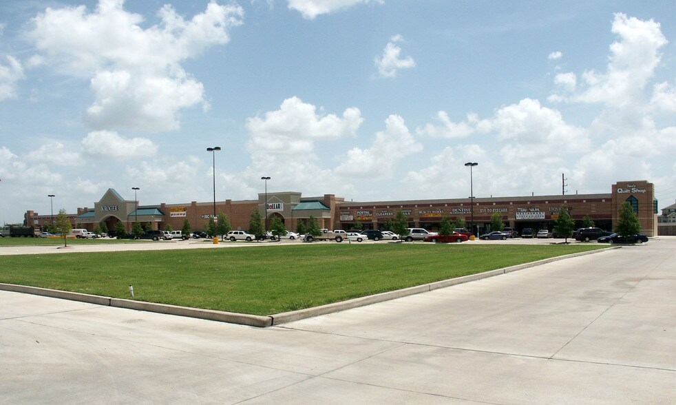 More Photos Of 11543-11581 S Hwy 6, Sugar Land Storefront For Lease