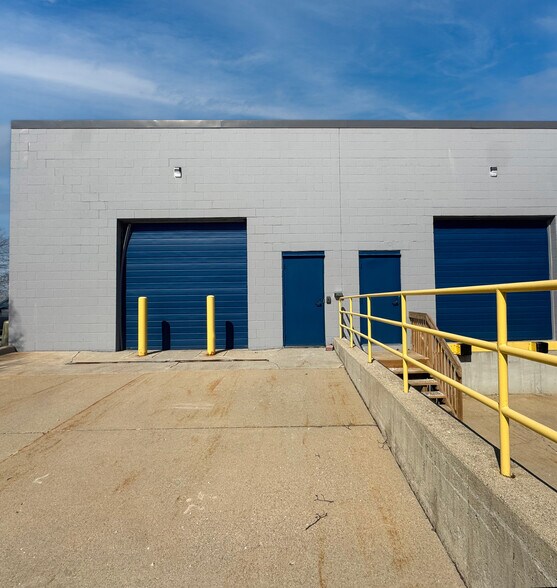 More Photos Of 2807 Jolly Rd, Okemos Showroom For Lease