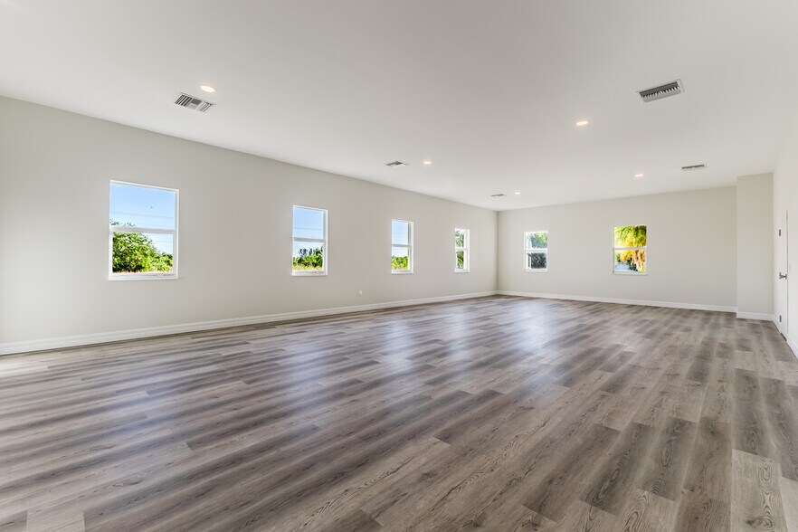 More Photos Of 8359 Stringfellow Rd, Saint James City Medical For Lease