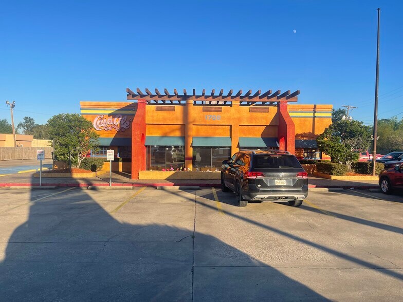 More Photos Of 1700 Ruth St, Sulphur Restaurant For Sale