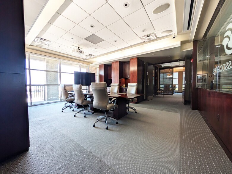 More Photos Of 521 President Clinton Ave, Little Rock Office Residential For Sale