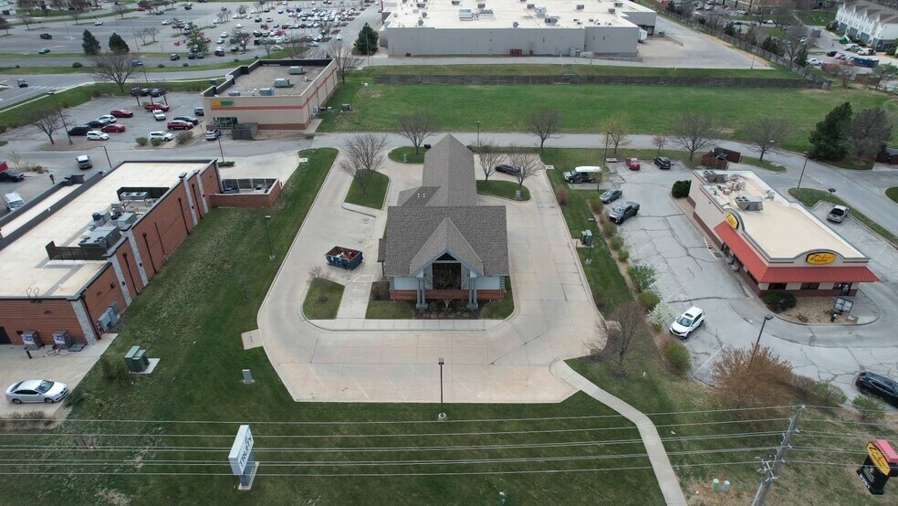 More Photos Of 2221 W 31st St, Lawrence Bank For Lease