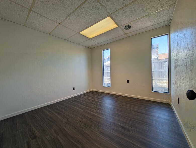 More Photos Of 1006 NW 47th St, Lawton Office For Sale