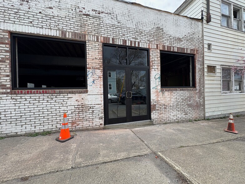 More Photos Of 517-519 Columbia St, Hudson Showroom For Sale