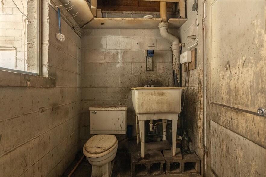 More Photos Of 1341 S School Ave, Fayetteville Auto Repair For Sale