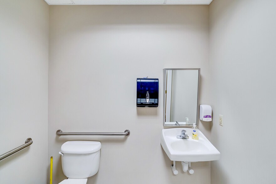 More Photos Of 124 S York Rd, Hatboro Office For Sale