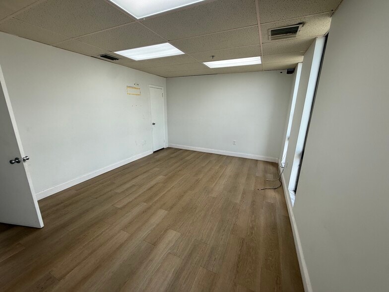 More Photos Of 800 NE 125th St, North Miami Storefront Retail Office For Lease