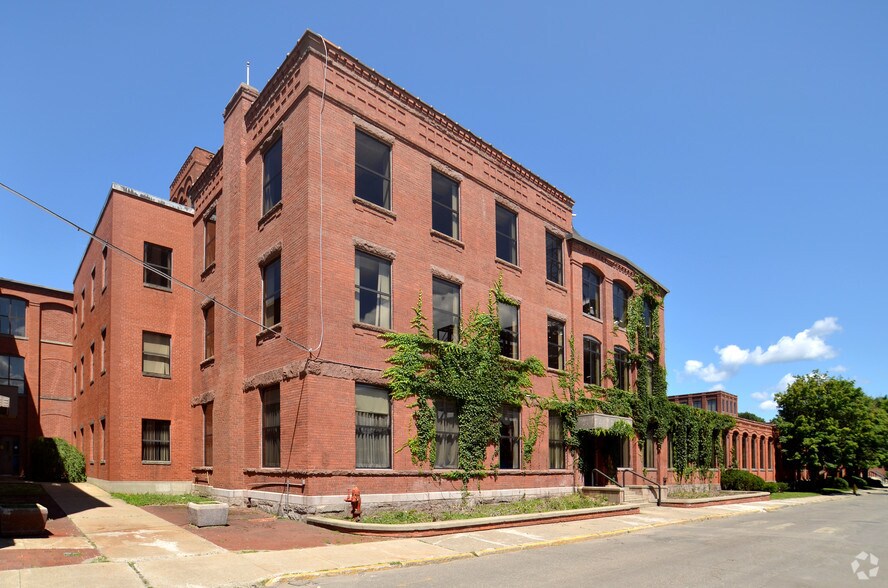 More Photos Of 59 Field St, Torrington Warehouse For Lease