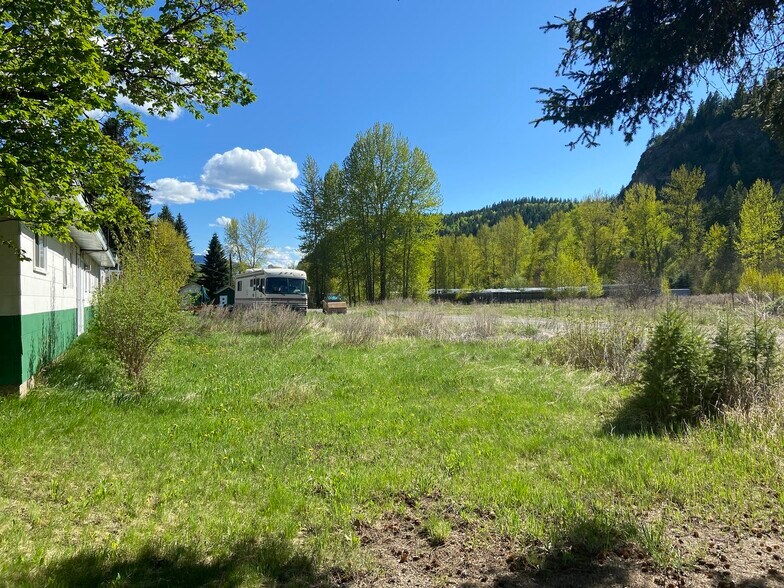 More Photos Of 455 Government St S, Greenwood Hotel For Sale