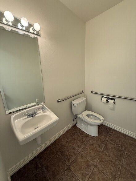 More Photos Of 455 Rice Rd, Tyler Office For Lease