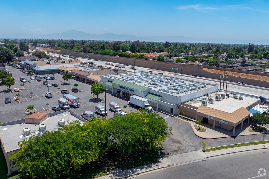 More Photos Of 2203-2309 Brundage Ln, Bakersfield Storefront For Lease
