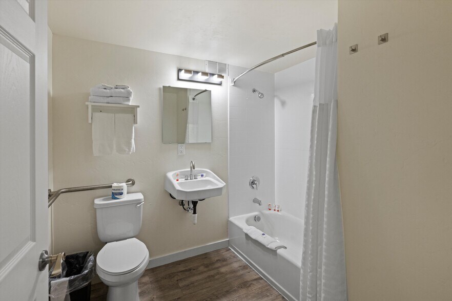 More Photos Of 720 W Lewis St, Pasco Hotel For Sale